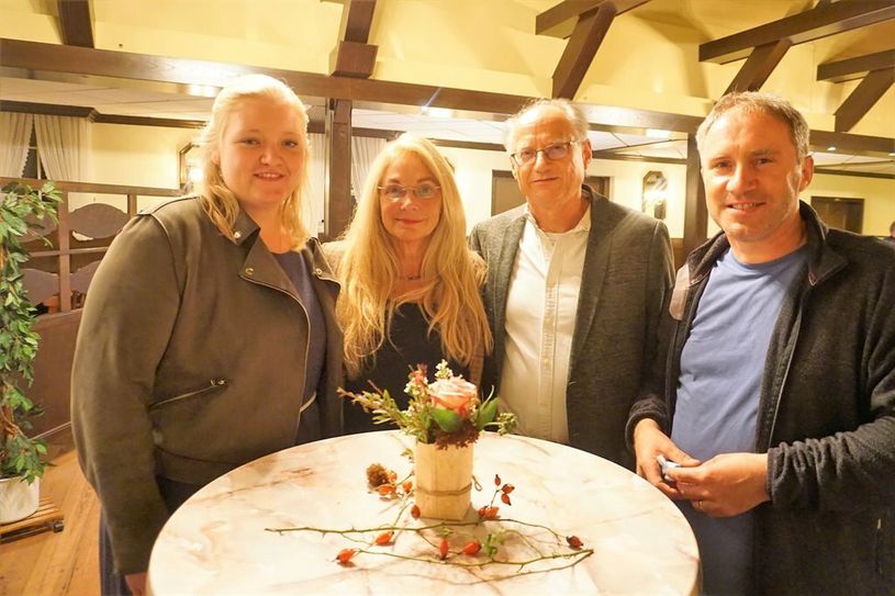 Vorsitzender Werner Oerding (v. re.)  bedankte sich bei Andreas und Bärbel Völsch für die großzügige Spende. Stefanie Korte bereicherte den Abend mit ihrem beeindruckendem musikalischem Talent .