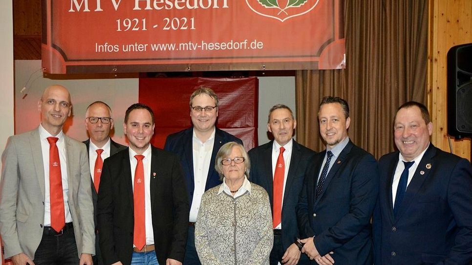 Jens Grimm (v. li. 3. Vorsitzender), Rolf Hahn (1. Vorsitzender), Florian Lenk, Marco Prietz, Anita Meyer, Ralf Prüter (2. Vorsitzender), Mathias Betz und Bernd Meyer feierten gemeinsam mit anderen Mitgliedern in Hesedorf.