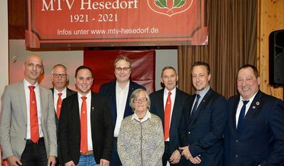 Jens Grimm (v. li. 3. Vorsitzender), Rolf Hahn (1. Vorsitzender), Florian Lenk, Marco Prietz, Anita Meyer, Ralf Prüter (2. Vorsitzender), Mathias Betz und Bernd Meyer feierten gemeinsam mit anderen Mitgliedern in Hesedorf.
