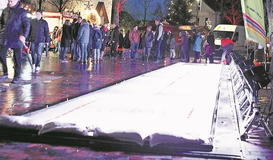 Die Eisstockbahn, die zuletzt zu den besonderen Attraktionen des Weihnachtsmarktes zählte, war ohnehin nicht geplant. Nun sagt die Stadt die Veranstaltung komplett ab. Foto: Archiv (ek)
