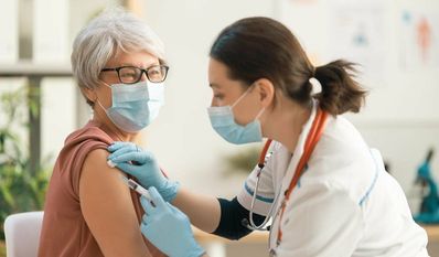 Ab Dezember soll es wieder eine feste Anlaufstelle für Impfwillige im Landkreis geben. Die Kreisverwaltung plant eine Impfstation im Stadtteil Buschhausen. Foto: AdobeStock/K. Yuganov