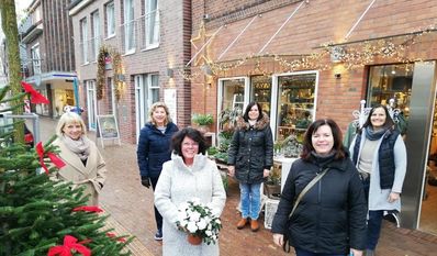 Haben die Alte Straße weihnachtlich geschmückt: Birgit Wrissenberg (v. li.), Birgit Krohn, Petra Wundram, Bärbel Hensel, Antje Dauber und Ulrike Jessen. Es fehlt Stefan Schlesinger.