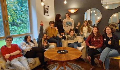 V.l.: Mattis Detjen, Alina Ebel, Lissy Dierks, Paula Heise, Aennie und Conner Lührs (stehend), Delaine Jahn, Elisabeth Kies, Wibke Gundelsweiler und Birgit Martens.