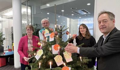Das Ehepaar Monika und Klaus Ulbrich mit Carolin Novak von den Stadtwerken und Karsten Okraffka von der Volksbank. Wer - wie die Stadtwerke und die Volksbank - auch noch Geld für die Aktion spenden will, kann das hier tun: Bürgerstiftung Lilienthal, Volksbank eG, IBAN: DE81 2916 2394 0723 3000 00, Verwendungszweck: „Sterntaler-Aktion Lilienthal 2021“