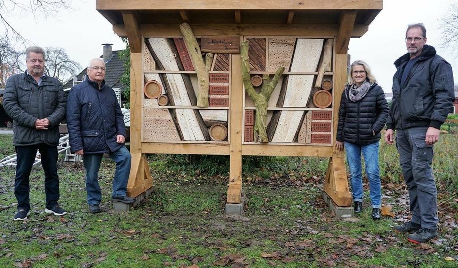 Das neue Insektenhotel wurde von den Mitarbeitern vom LEB Werkhof Matthias Voss (v.r.), Janette Ordemann, dem ehemaligen Ortsvorsteher Manfred Tönjes und Ratsmitglied Fritz Walter (CDU) eingeweiht.