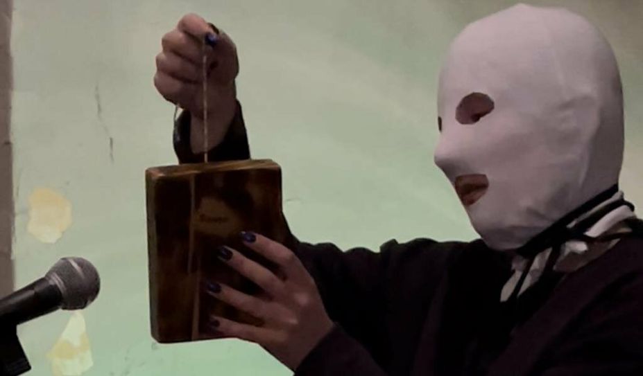 Verstörend bezaubernd, bezaubernd verstörend: Eileen Lofink im DIY-Bondagekostüm bei ihrer Soundperformance zum Abschluss der performativen Vernissage..