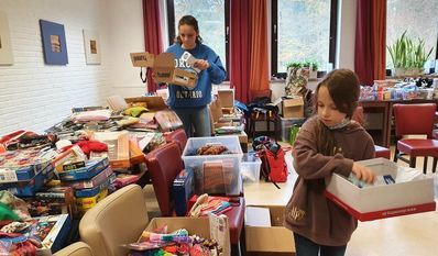 Kinder und Jugendliche waren mit vollem Einsatz beim Verpacken dabei.