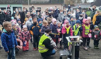 Die Kinder warten gespannt auf die Verwandlung vom kleinen zum großen Kobold. Fotos: tg