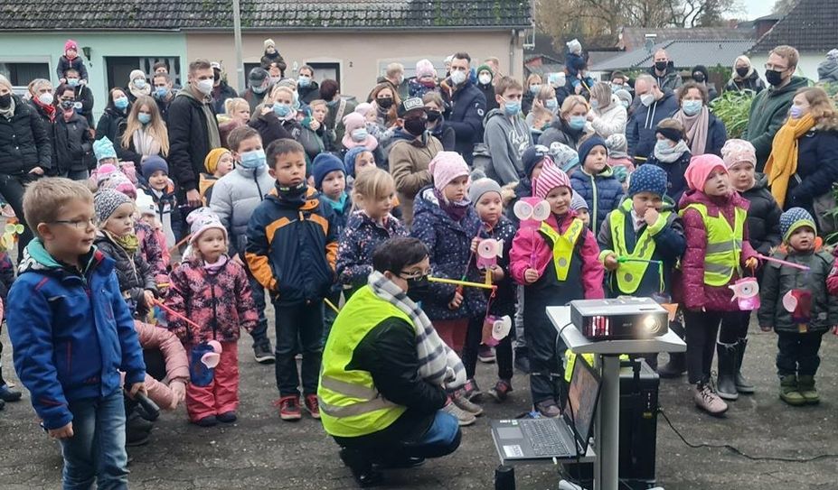 Die Kinder warten gespannt auf die Verwandlung vom kleinen zum großen Kobold. Fotos: tg