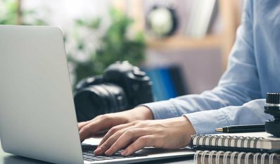 Jetzt als freie:r Mitarbeiter:in beim ANZEIGER bewerben. Ein Anschreiben, Lebenslauf und Schreibprobe an patrick.viol@anzeiger-verlag.de. Wer einen Eindruck unserer Redakion gewinnen möchte, scannt am Samstag den QR-Code links oben.