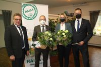 Aus dem Aufsichtsrat mit Dank vom Vorsitzenden Hennings Ehlers (Links) verabschiedet - Heinz Becker (Mitte) sowie Jan Dieckmann mit Ehefrau Caren Dieckmann