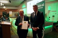 Verleihung der Ehrennadel in Gold für 40 Jahre Tätigkeit im Genossenschaftswesen an Axel Lohse, links. rechts Peter Götz, Genossenschaftsverband