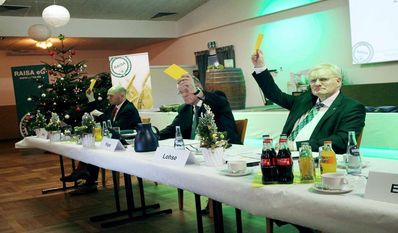Stimmabgabe am Vorstandstisch v.l.n.r. Protokollführer Sönke Groß und die Vorstände Andreas Pape und Axel Lohse.
