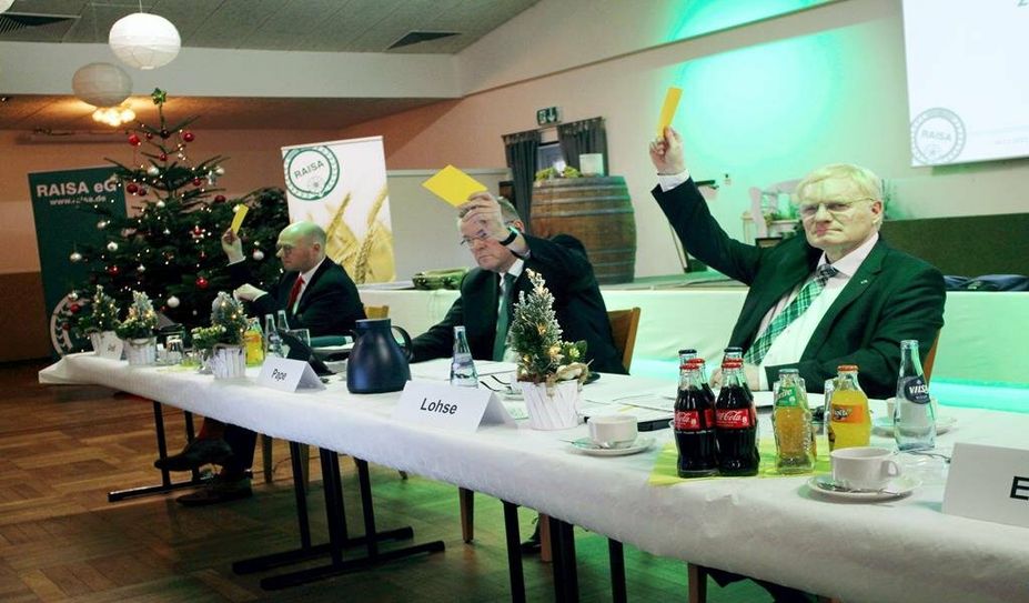 Stimmabgabe am Vorstandstisch v.l.n.r. Protokollführer Sönke Groß und die Vorstände Andreas Pape und Axel Lohse.