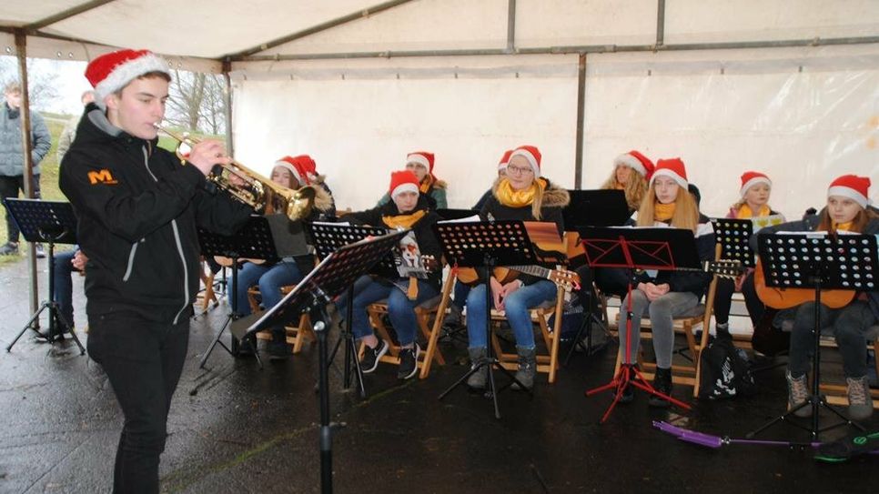 Der 15-jährige Bastian Hinck begeisterte das Publikum mit weihnachtlichen Liedern auf der Trompete.
