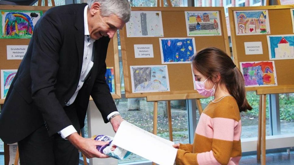Bürgermeister Torsten Rohde überreichte Urkunden und Preise für die ganze Klasse an die Gewinner:innen aus dem Stadtgebiet, deren Beiträge nun für den weltweiten „Mayors for Peace“-Kunstwettbewer nach Hiroshima geschickt wurden.