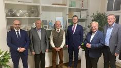 Besiegeln den Deal (v. li.): Dr. Marcus Backes (Anwalt), Hans-Joachim Wiltschek und Hartmut Bahr (AS Agroservice), Ralph Wichmann (Rechtsanwalt) sowie Axel Lohse und Andreas Pape (RAISA).