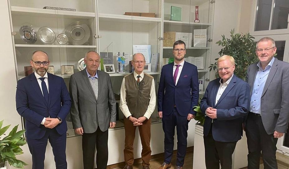 Besiegeln den Deal (v. li.): Dr. Marcus Backes (Anwalt), Hans-Joachim Wiltschek und Hartmut Bahr (AS Agroservice), Ralph Wichmann (Rechtsanwalt) sowie Axel Lohse und Andreas Pape (RAISA).