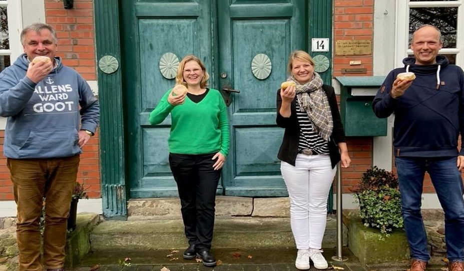 Pastor Manfred Thoden (v. li.), Küsterin Susanne Detjen, Nina Behrens (Sekretariat) und Pastor Markus Stamme testen schon mal die Berliner.