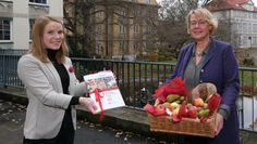 Ernährungsministerin Barbara Otte-Kinast (re.) nimmt Niedersachsens Ernährungsstrategie von Maren Meyer, Fachreferentin für Ernährung im ZEHN, entgegen.