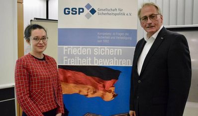Referentin Dr. Lidia Averbukh und Organisator Werner Hinrichs, Oberstleutnant a.D., freuten sich über  viele Interessierte Besucher:innen des Vortrags.