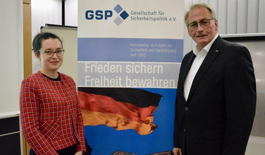 Referentin Dr. Lidia Averbukh und Organisator Werner Hinrichs, Oberstleutnant a.D., freuten sich über  viele Interessierte Besucher:innen des Vortrags.