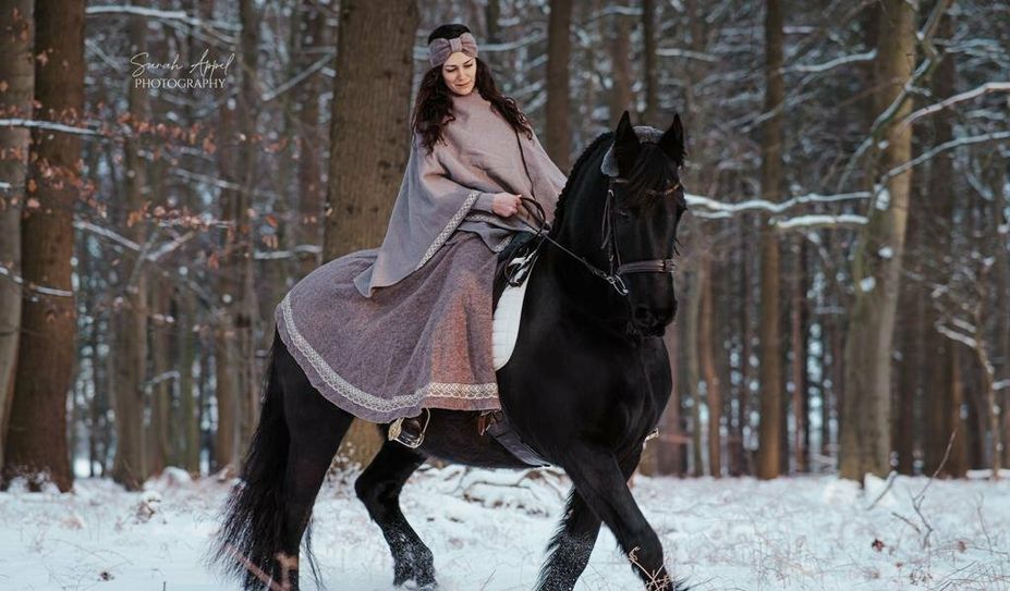 Josefin Laake und ihre Friesenstute Chaja freuen sich schon, mit dem Gewinner oder der Gewinnerin einen gemeinsamen Spazierritt zu unternehmen.