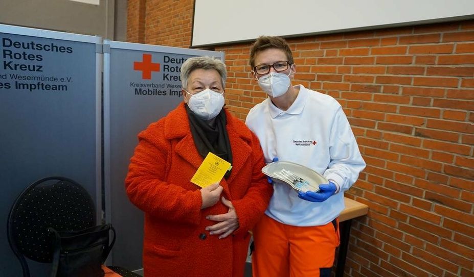 Weihnachten möchte Rita Wichert gut geschützt mit ihrer Familie verbringen und ließ sich deshalb von einem DRK-Mitarbeiter boostern.