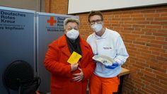 Weihnachten möchte Rita Wichert gut geschützt mit ihrer Familie verbringen und ließ sich deshalb von einem DRK-Mitarbeiter boostern.