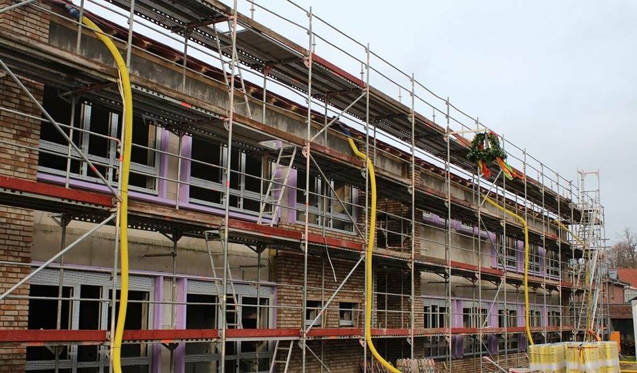 Der Erweiterungsbau grenzt direkt an das Hauptgebäude an und ist barrierefrei.