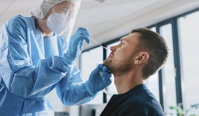 MIt der flächendeckenden 2G-Plus-Regel kommen auch einige Fragen zu Corona-Tests auf. Foto: AdobeStock/Gorodenkoff