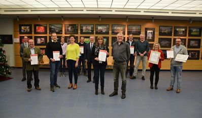 Zur Preisverleihung im Kreishaus wurden Vertreter:innen aller sechs teilnehmenden Ortschaften eingeladen. Die Verwaltung hatte sich entschieden, das Preisgeld unter allen aufzuteilen. Foto: eb