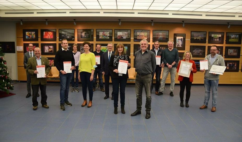 Zur Preisverleihung im Kreishaus wurden Vertreter:innen aller sechs teilnehmenden Ortschaften eingeladen. Die Verwaltung hatte sich entschieden, das Preisgeld unter allen aufzuteilen. Foto: eb