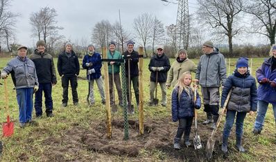 Von acht bis 82: Beim Anlegen der neuen Streuobstwiese an der Straße „Auf den Rathen“ waren alle Generationen dabei. Foto: limo