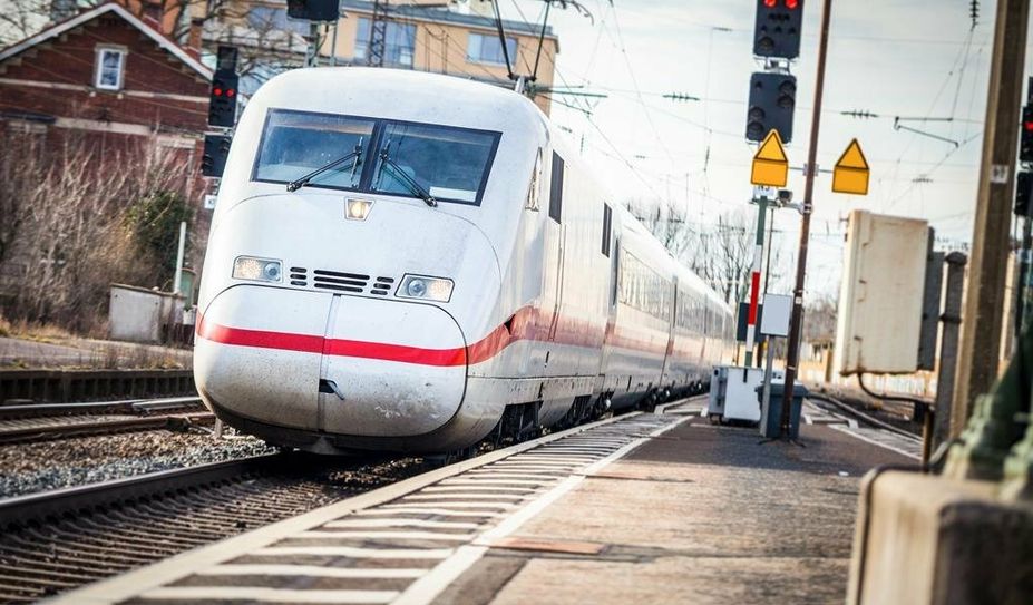 Die Kreisstadt bekommt mit dem neuen IC-Halt wieder eine Anbindung an das Fernverkehrsnetz der Deutschen Bahn. Foto: AdobeStock