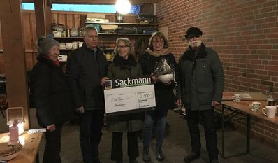 Über den großzügigen Spendescheck freuen sich Waltraud Laue, Spender Bernd Sackmann, Liane Hudalla, Silke Sackmann und Hartmut Pukies. Foto: nek