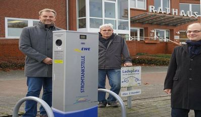 Der Neue Klimaschutzmanager Dr. Thomas Hollands (re.) wurde von Bürgermeister Guido Dieckmann (li.) und seinem neuen Mitarbeiter Martin Borgwart begrüßt.
