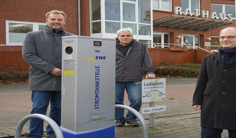 Der Neue Klimaschutzmanager Dr. Thomas Hollands (re.) wurde von Bürgermeister Guido Dieckmann (li.) und seinem neuen Mitarbeiter Martin Borgwart begrüßt.