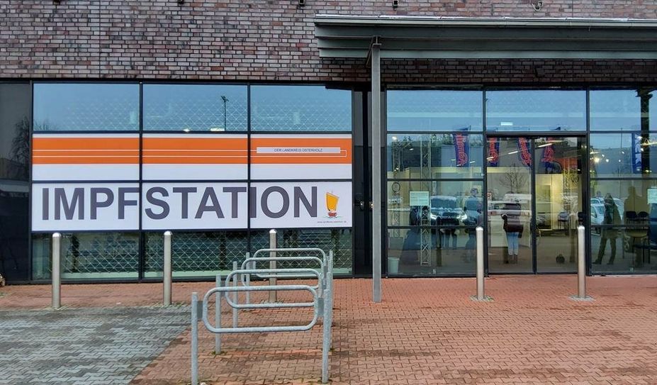 Über 3.000 Impfungen, die meisten davon zur Auffrischung, wurden in der neuen Impfstation am Hördorfer Weg (ehemals „medimax“) in der ersten Woche durchgeführt. Foto: eb