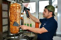 Abdulrahman Barakat bereitet die Döner-Gerichte vor.
