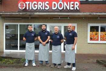 Abdulrahman Barakat, Ferhat Bulut, Necmettin Bulut und Mehmet Bulut vor ihrem Tigris Döner in der Hermann-Lamprecht-Straße in Gnarrenburg.