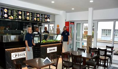 Necmettin Bulut (v. li.), Abdulrahman Barakat, Mehmet Bulut und Ferhat Bulut freuen sich darüber, in ihren lichtdurchfluteten, frisch renovierten Räumen endlich wieder ihre Gäste mit wunderbaren Speisen erfreuen zu dürfen.