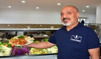 Mehmet Bulut präsentiert ein leckeres Döner-Teller-Gericht.