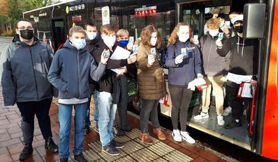 Die neuen Schulbusbegleiter:innen der Waldschule Schwanewede mit ihren Ausweisen.