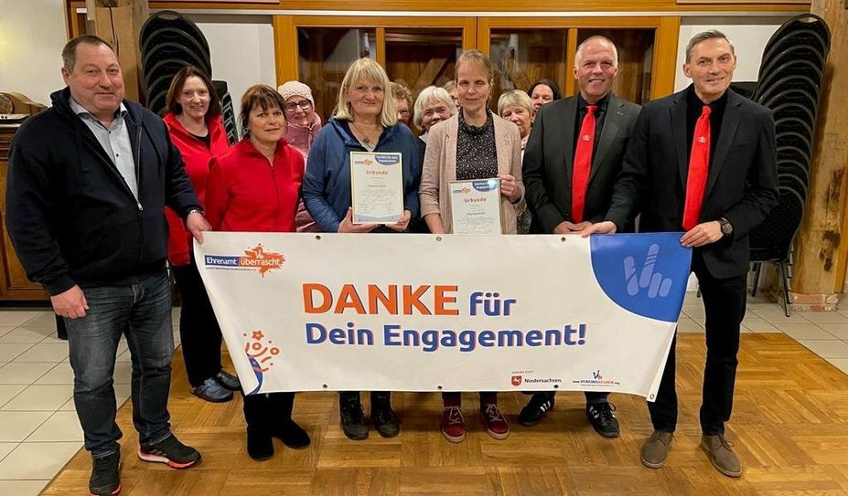 Sonja Peper (4. v.l.) und Heike Hogenkamp  (3. v.l.) vom MTV  Hesedorf wurden für ihr ehrenamtliches Engagement geehrt.