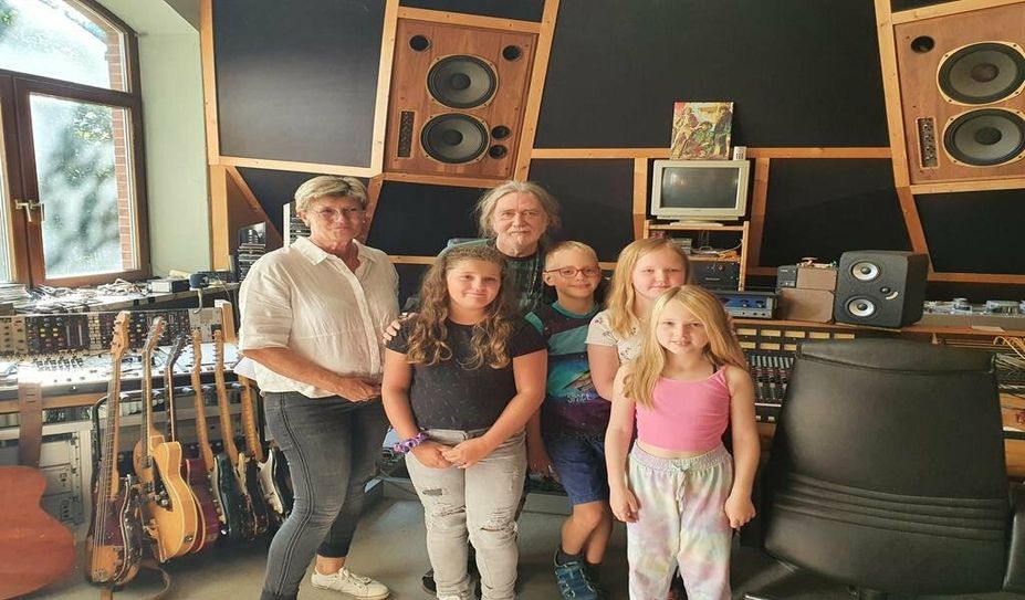 Im Studio von Detlef Wiedeke wirkten die Kinder unter Aufsicht ihrer Lehrerin Weihnachtslieder bei einer CD-Produktion mit.