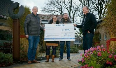 Wähler-Geschäftsführer Frank von der Geest (li.) überreichte zusammen mit Danica Mehrens und Christopher Müller einen symbolischen Scheck an Volker Rosenfeld (re.).