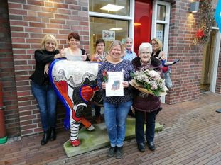 Das ANZEIGER-Team aus Bremervörde übergab den Gewinn an Biggy Schatz (vorne li.) und ihre Mutter Hildegard Schatz.