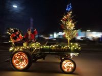 Mit ihren festlich geschmückten Treckern wollten Landwirt:innen wie hier in der Börde Lamstedt auch ihr Image aufbessern und für den Kauf lokale erzeugter Produkte werben.