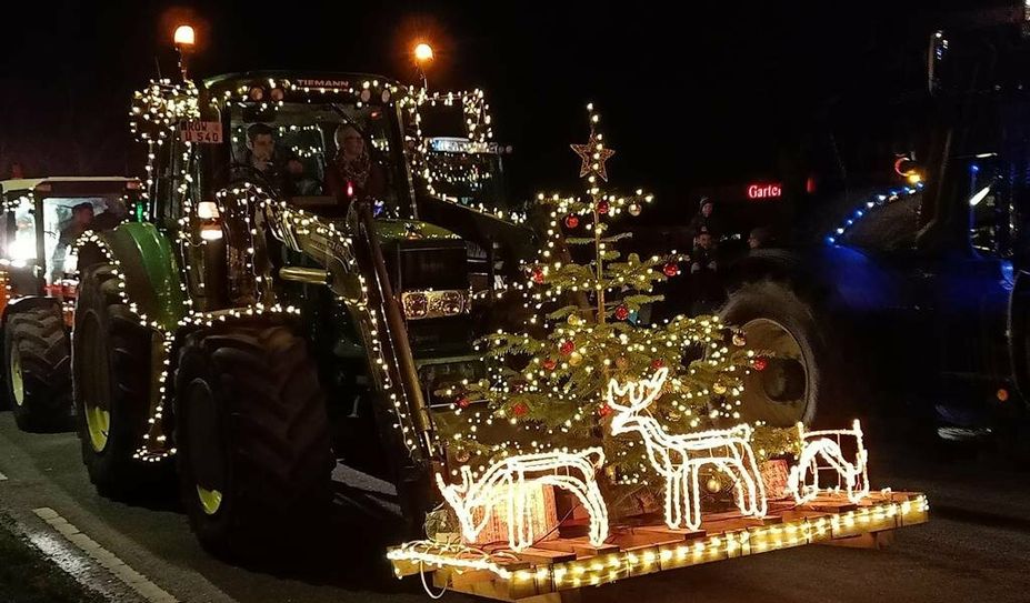 Mit ihren festlich geschmückten Treckern wollten Landwirt:innen wie hier in der Börde Lamstedt auch ihr Image aufbessern und für den Kauf lokale erzeugter Produkte werben.